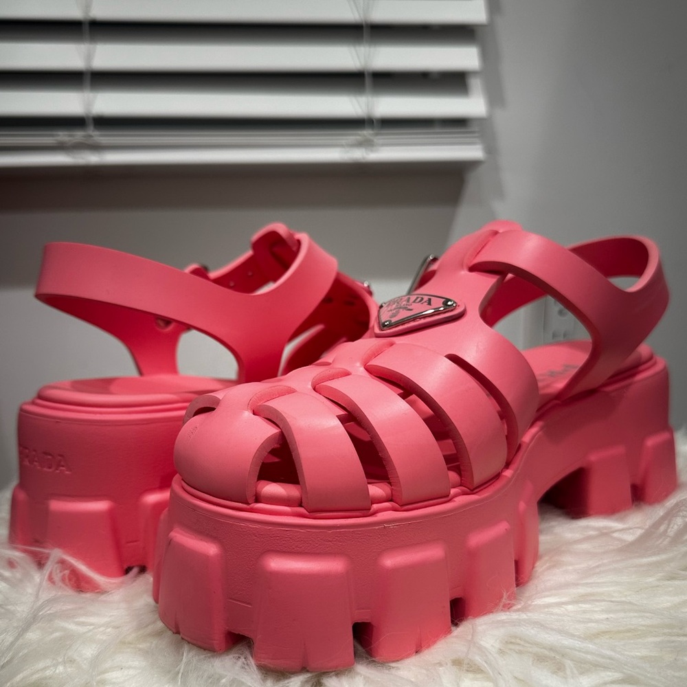 AUTHENTIC PRADA
Rubber Logo Chunky-Sole Sandals (PINK)